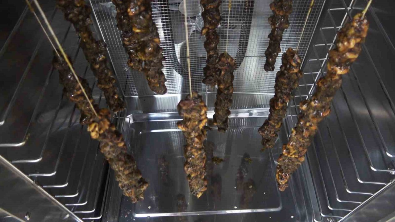 Girişimci kadınlar Türkiye’de ilk kez ürettikleri kivi sucuğunun patentini aldı