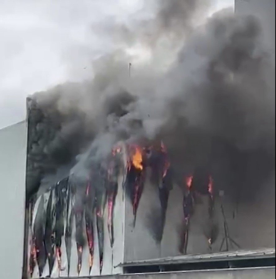 Ataşehir’de mobilya imalathanesinde yangın; 1 yaralı