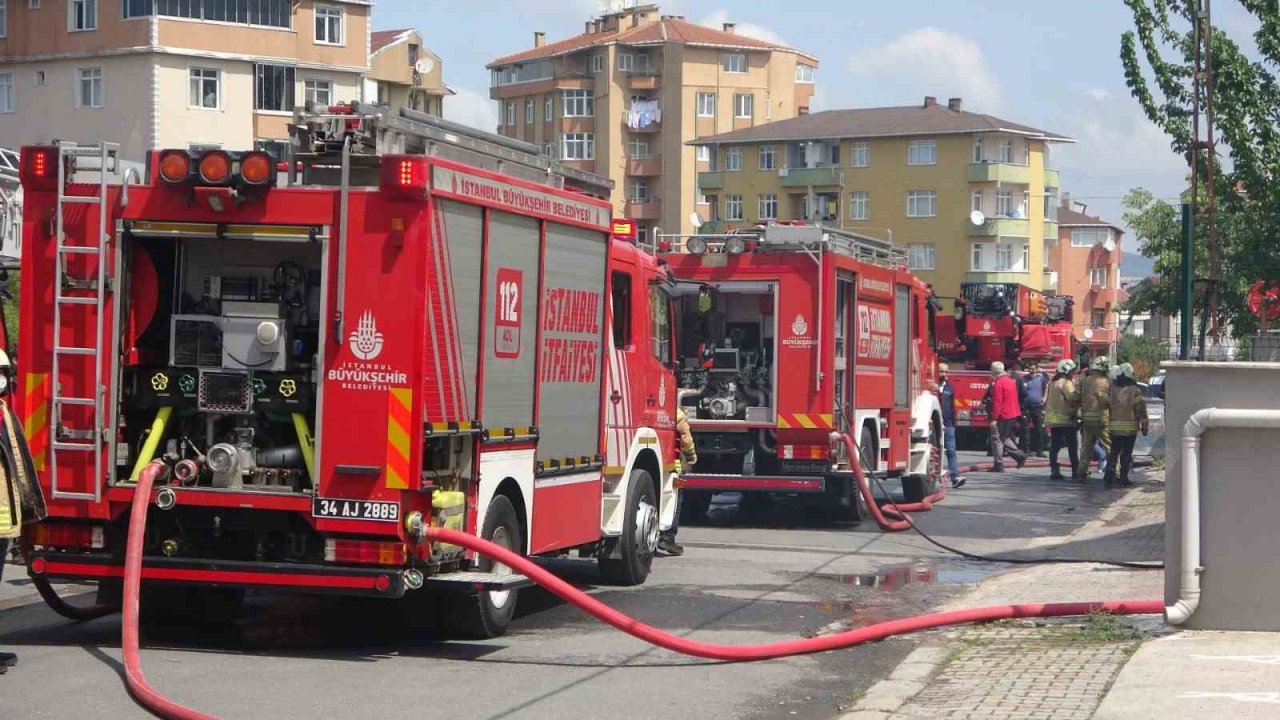 Ataşehir’de mobilya imalathanesinde yangın; 1 yaralı