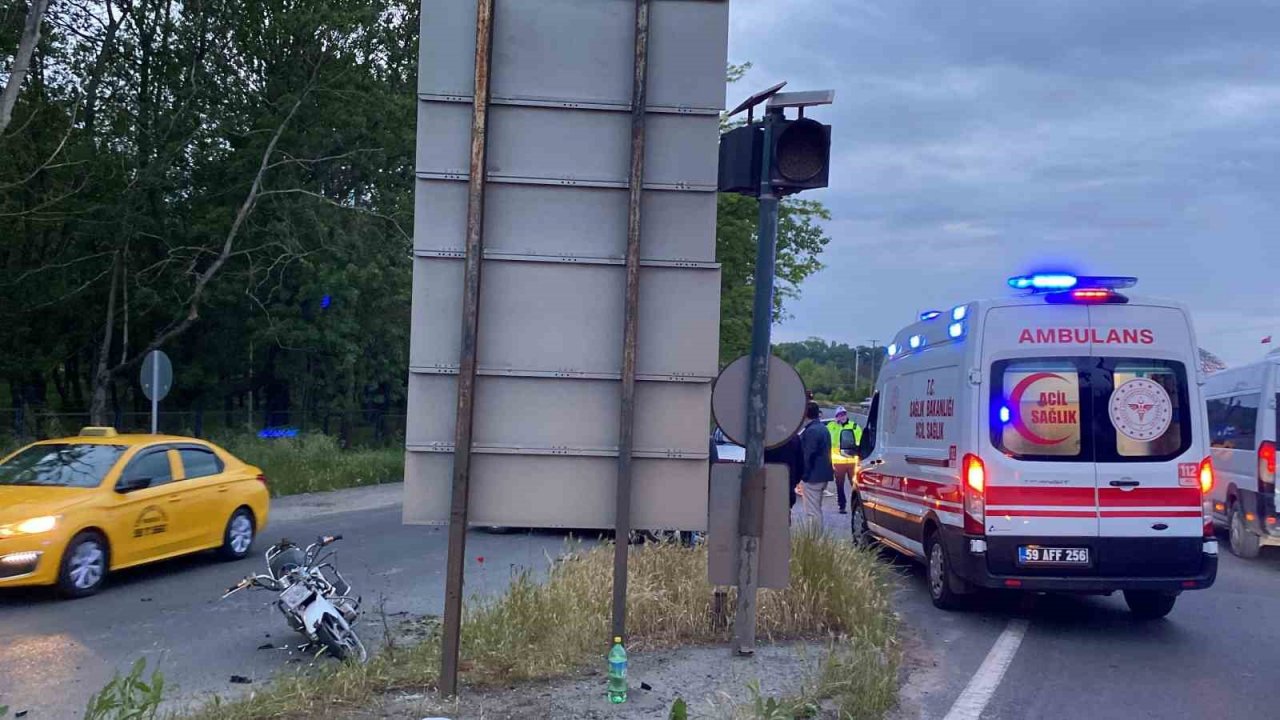 Otomobille çarpışan motosikletteki 2 kişi yaralandı