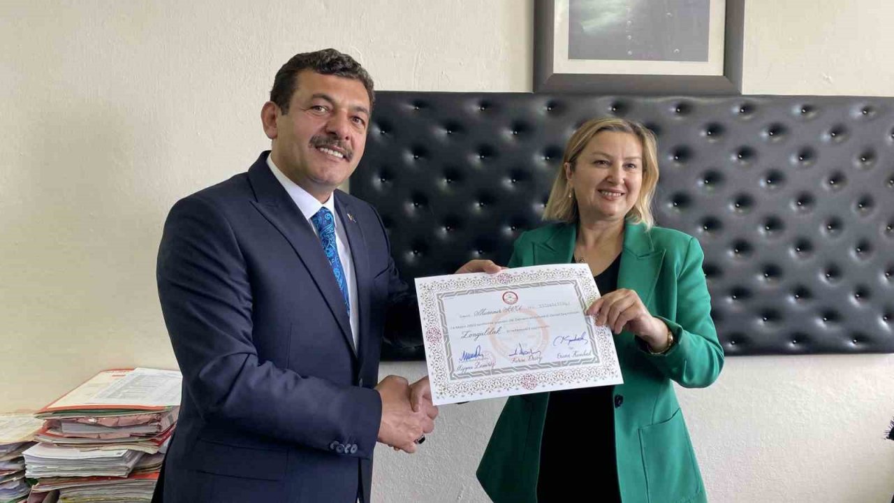 Milletvekilleri mazbatalarını aldı
