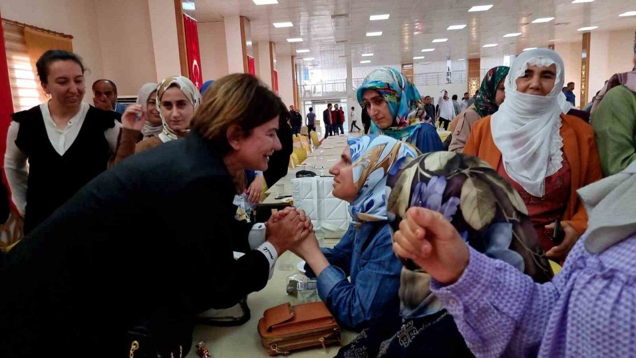 Hanımağa, Cumhurbaşkanı Erdoğan’a destek için ilçe ilçe dolaşıyor
