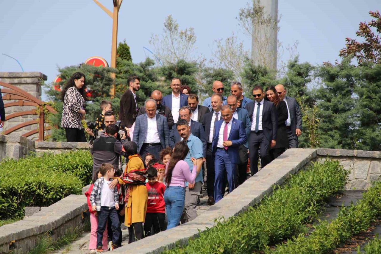 Rize protokolü minik öğrencilerle beraber çay bahçesine girdi