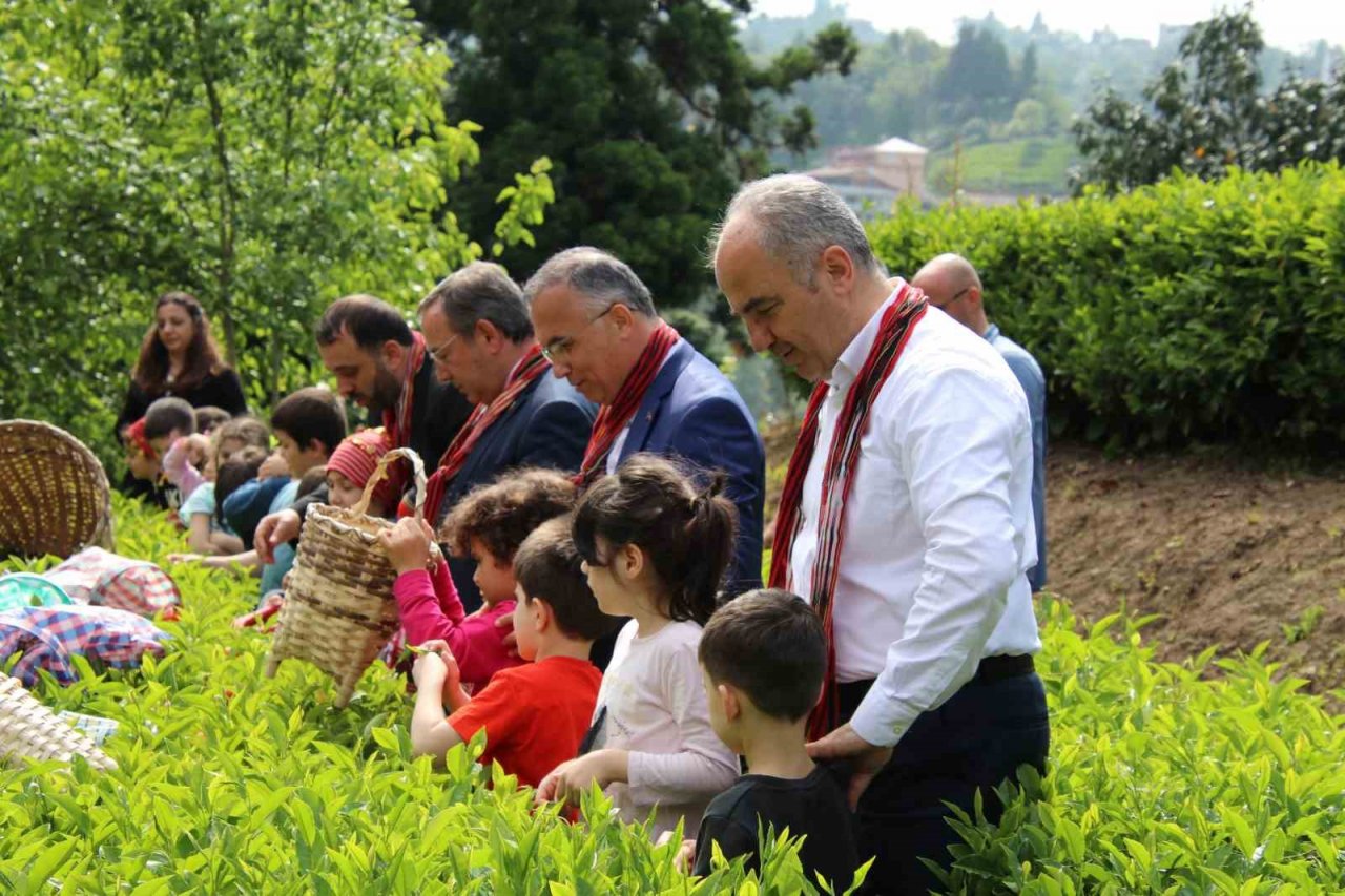 Rize protokolü minik öğrencilerle beraber çay bahçesine girdi