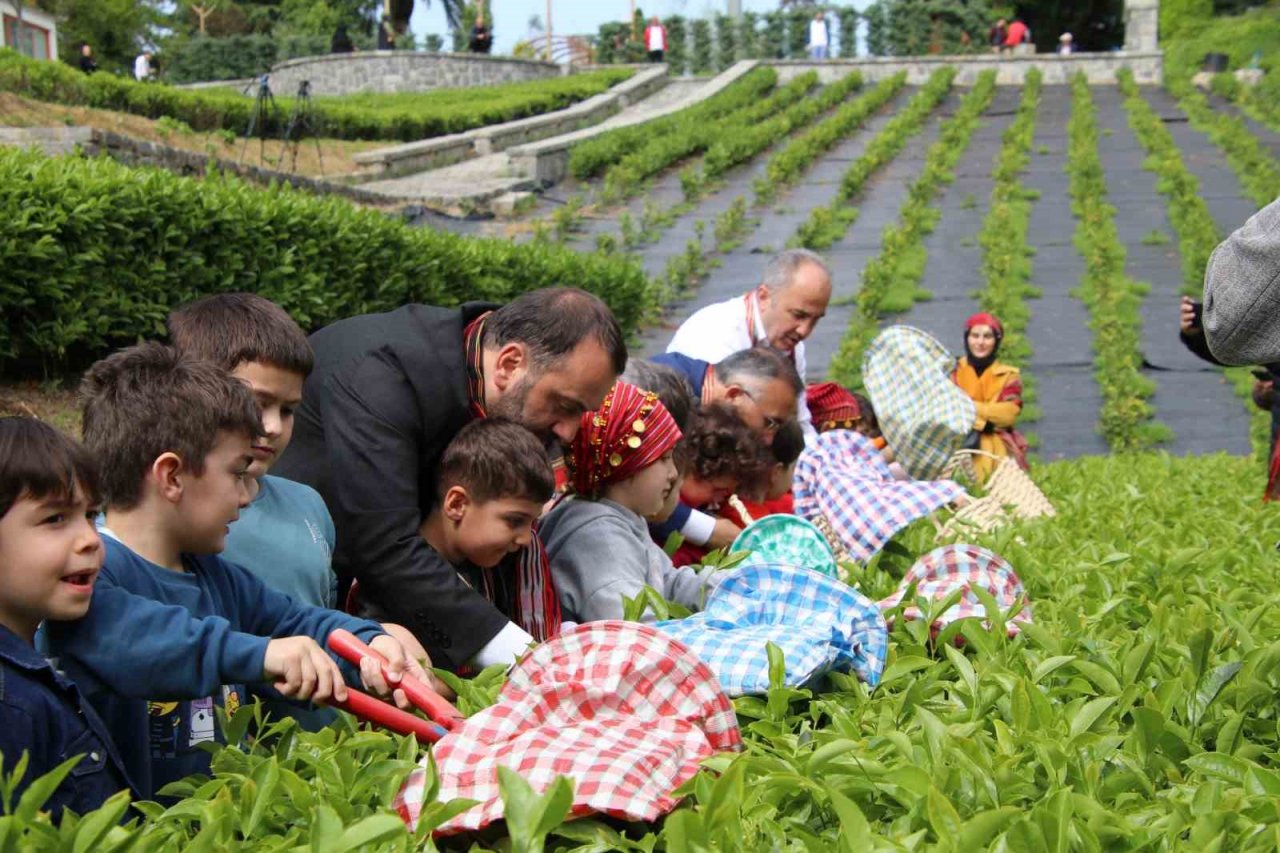 Rize protokolü minik öğrencilerle beraber çay bahçesine girdi