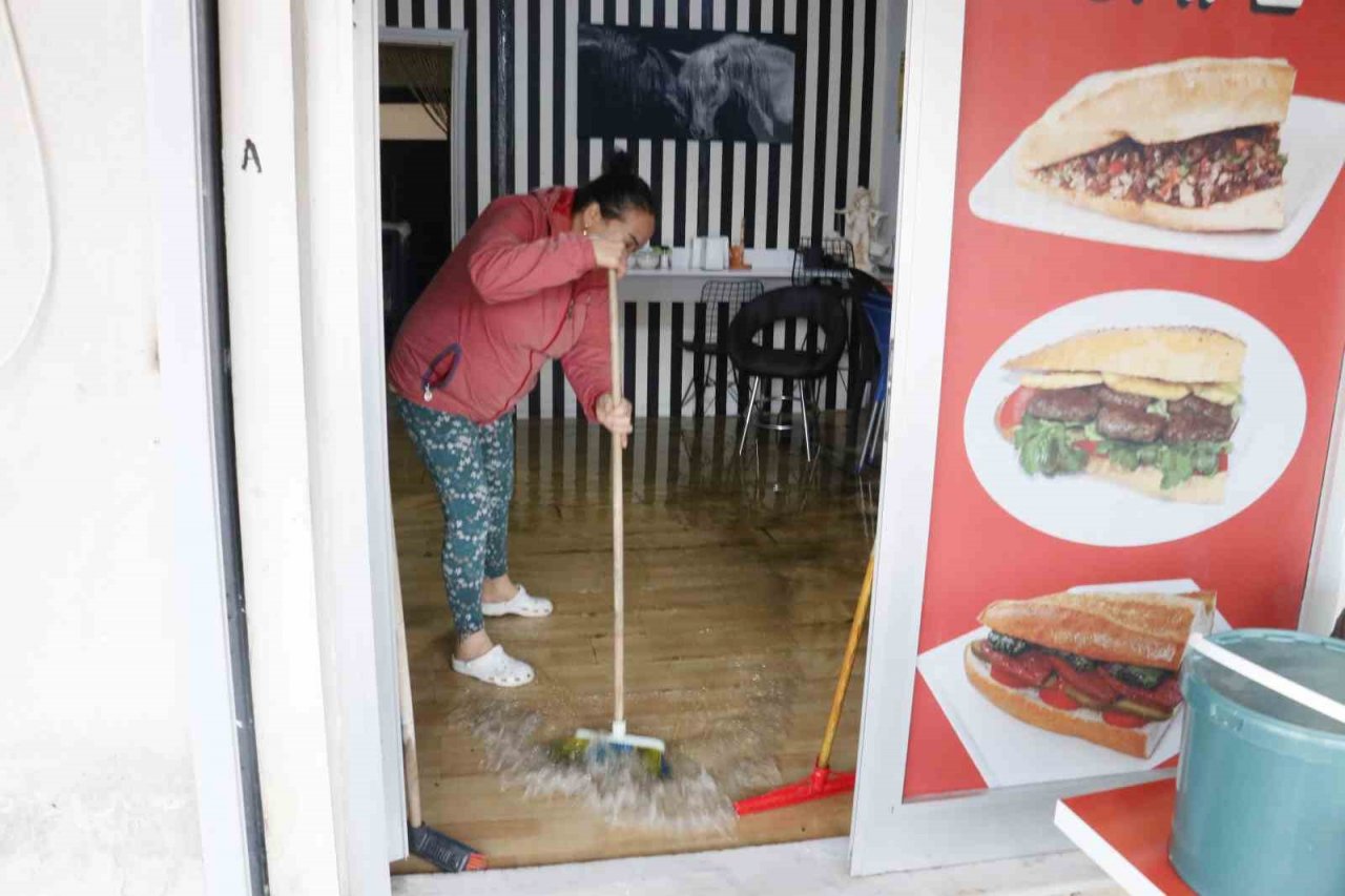 Adana’da sabah saatlerinde etkili olan sağanak her yeri su altında bıraktı