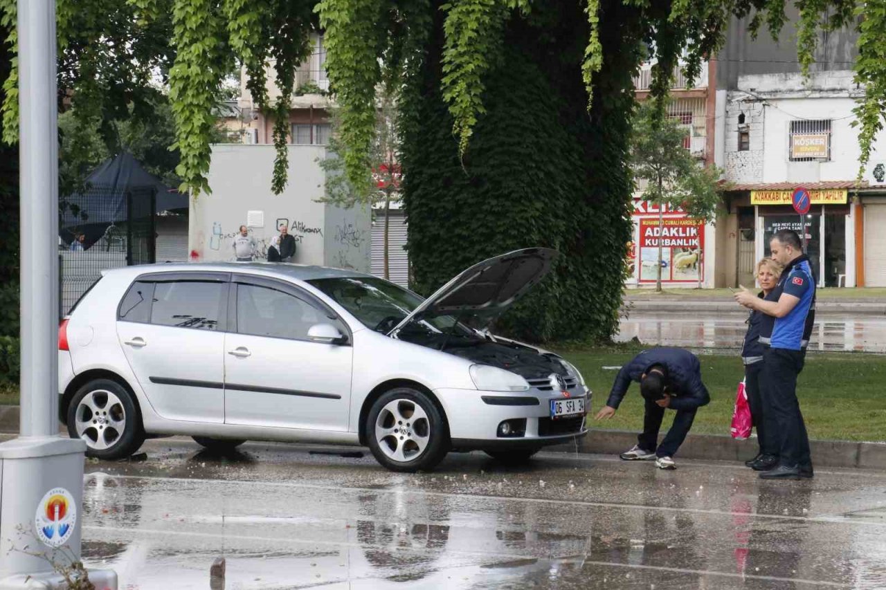 Adana’da sabah saatlerinde etkili olan sağanak her yeri su altında bıraktı