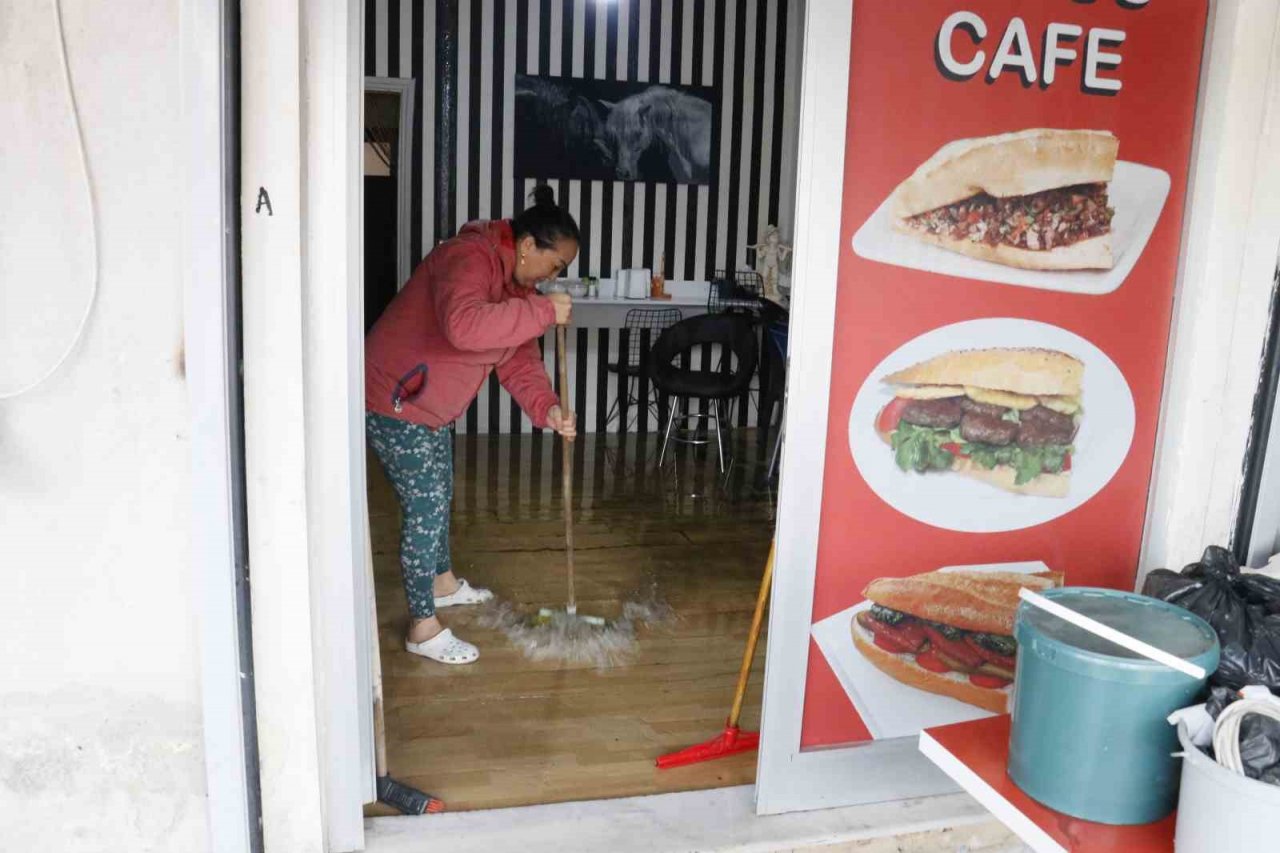 Adana’da sabah saatlerinde etkili olan sağanak her yeri su altında bıraktı