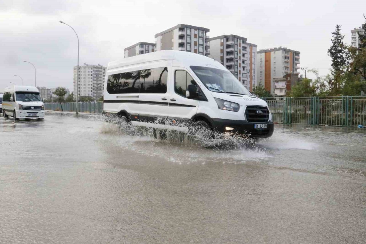 Adana’da sabah saatlerinde etkili olan sağanak her yeri su altında bıraktı