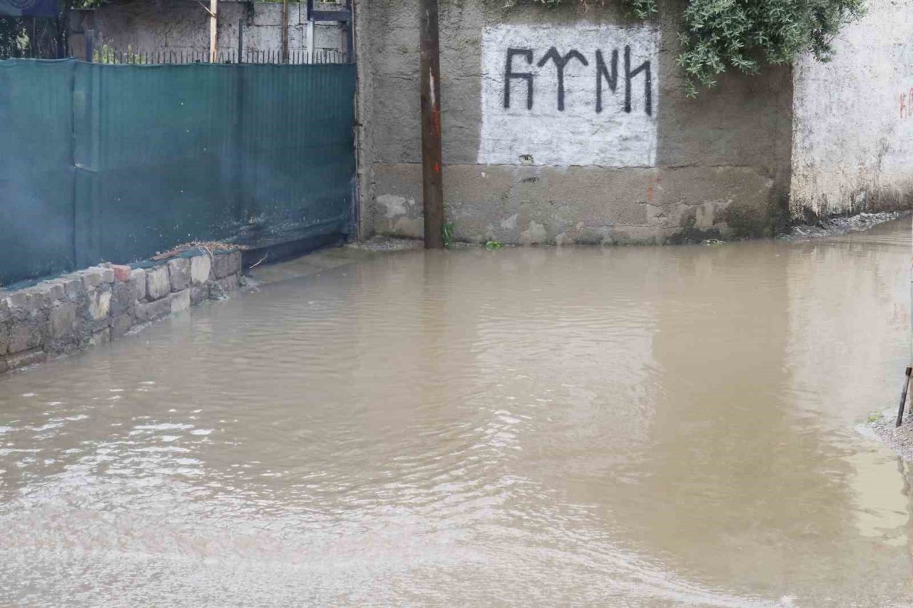 Adana’da sabah saatlerinde etkili olan sağanak her yeri su altında bıraktı