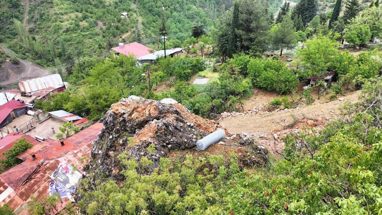 Depremler sonrası Saimbeyli’de tehlikeli kayalar temizleniyor