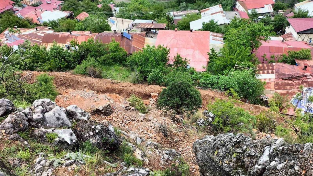 Depremler sonrası Saimbeyli’de tehlikeli kayalar temizleniyor