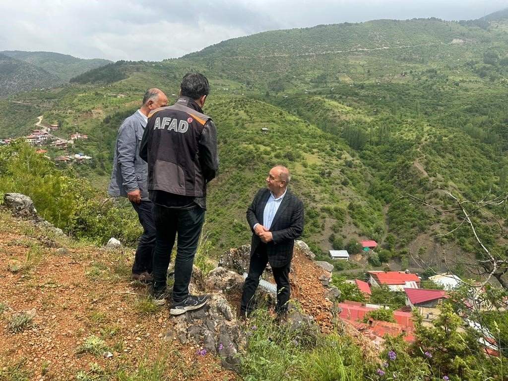 Depremler sonrası Saimbeyli’de tehlikeli kayalar temizleniyor