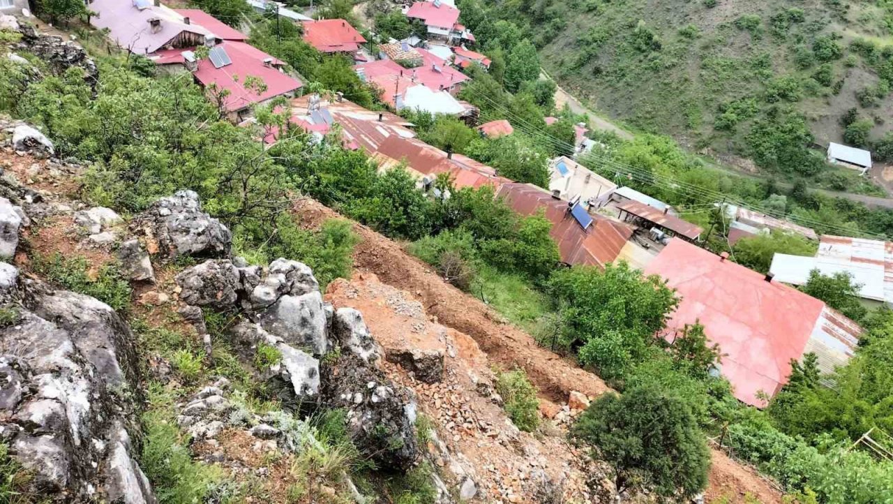 Depremler sonrası Saimbeyli’de tehlikeli kayalar temizleniyor