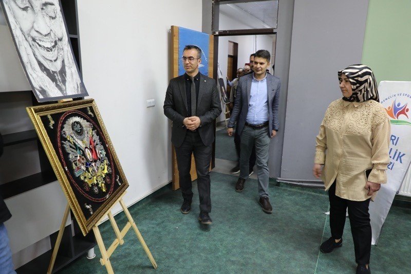 Ağrı Gençlik Merkezinde el emeği ürünler sergilendi