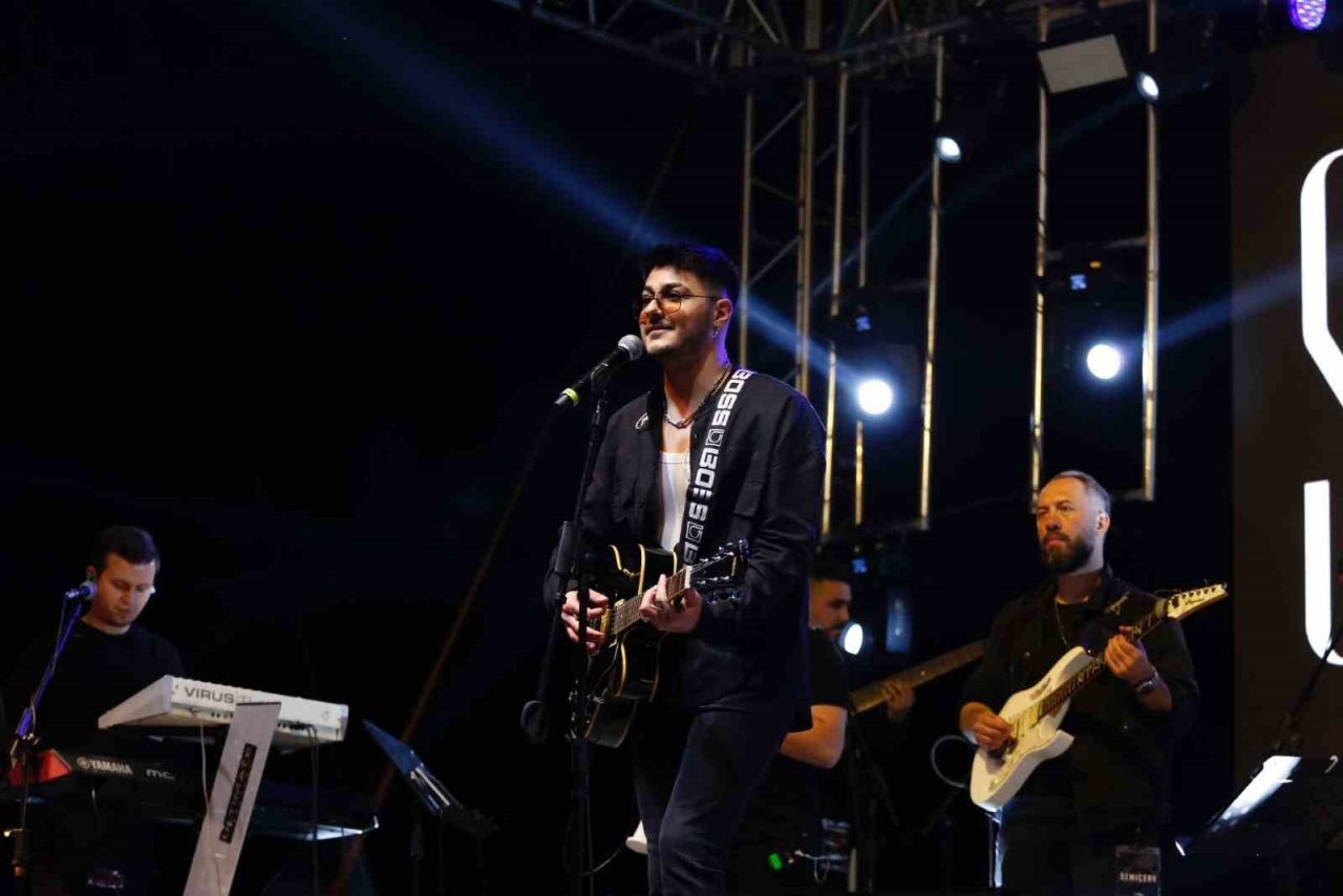 Altınova Gençlik Festivali Nigar Muharrem ve Semicek ile final yaptı