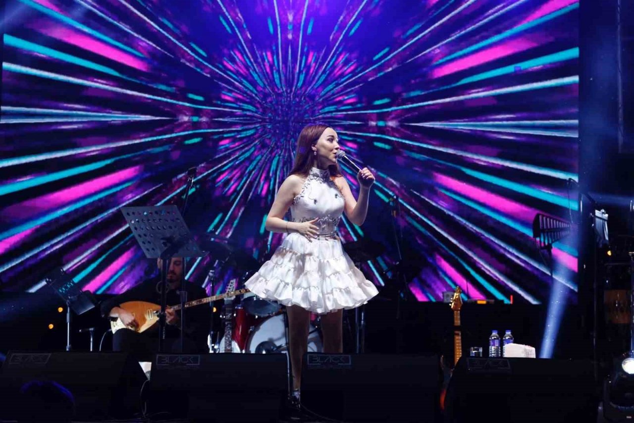 Altınova Gençlik Festivali Nigar Muharrem ve Semicek ile final yaptı