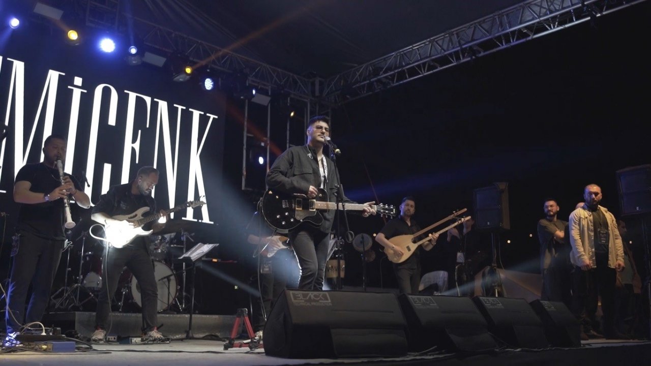 Altınova Gençlik Festivali Nigar Muharrem ve Semicek ile final yaptı
