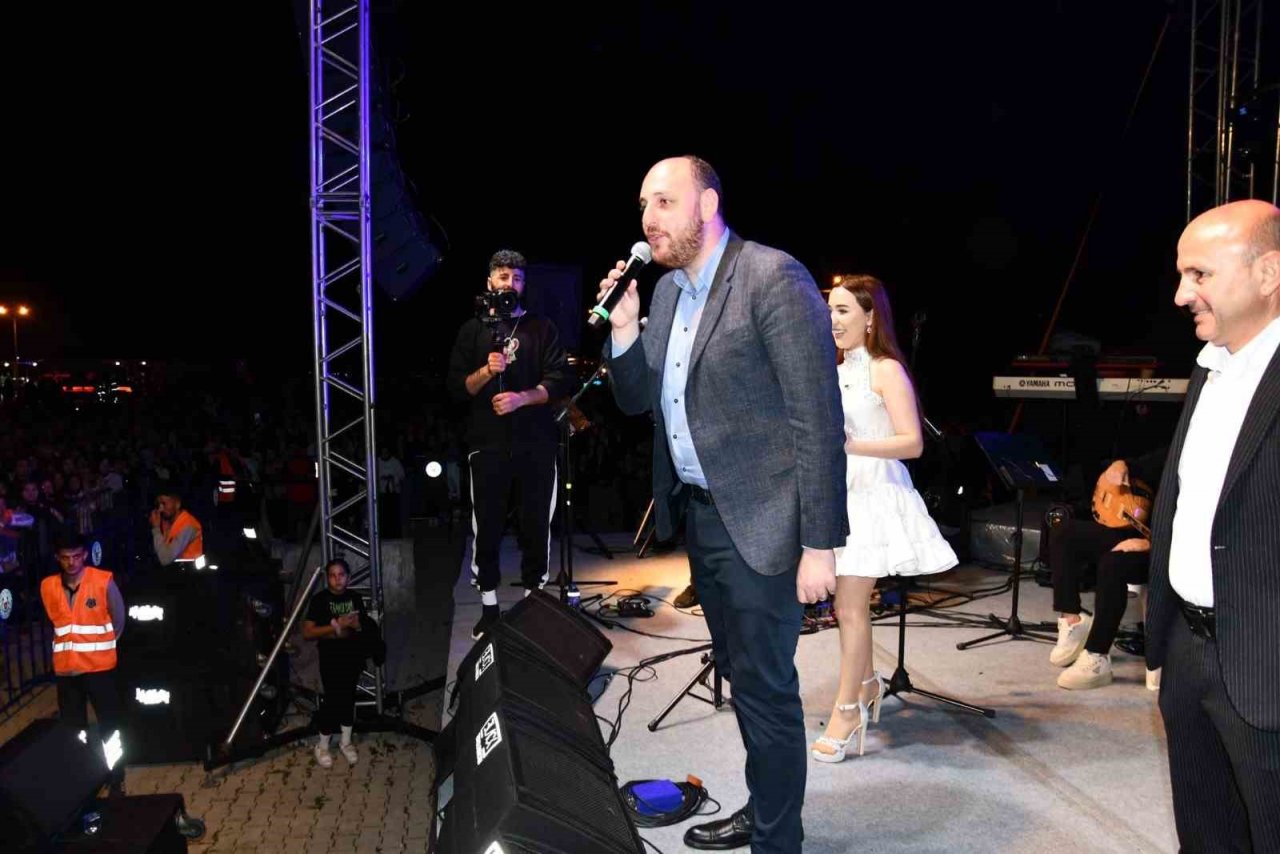 Altınova Gençlik Festivali Nigar Muharrem ve Semicek ile final yaptı