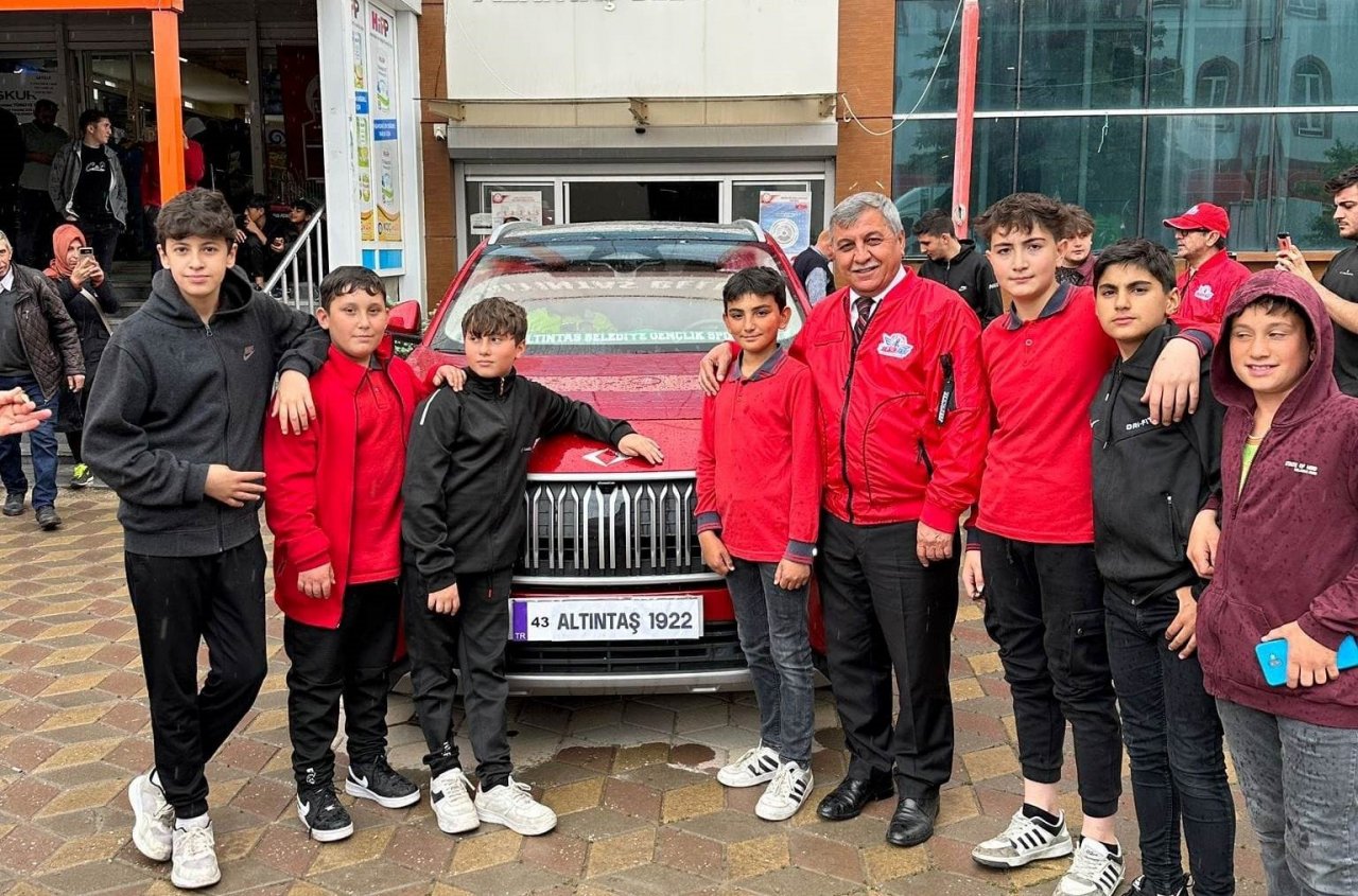 Altıntaş’ta Togg’a yoğun ilgi