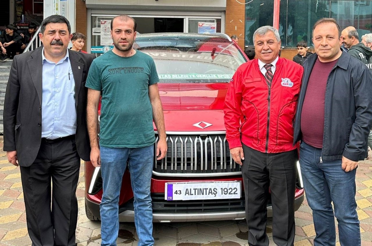 Altıntaş’ta Togg’a yoğun ilgi