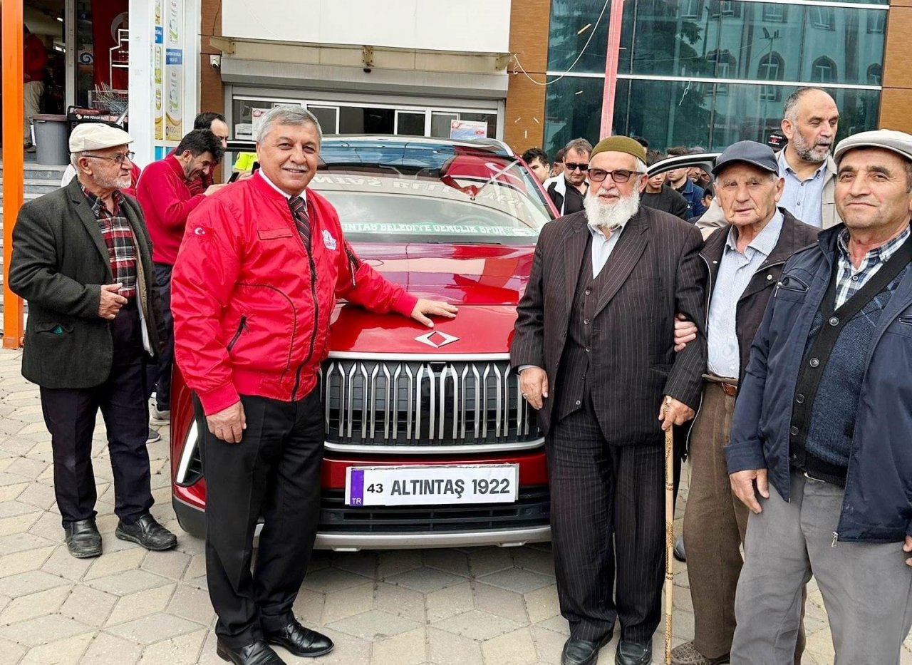 Altıntaş’ta Togg’a yoğun ilgi