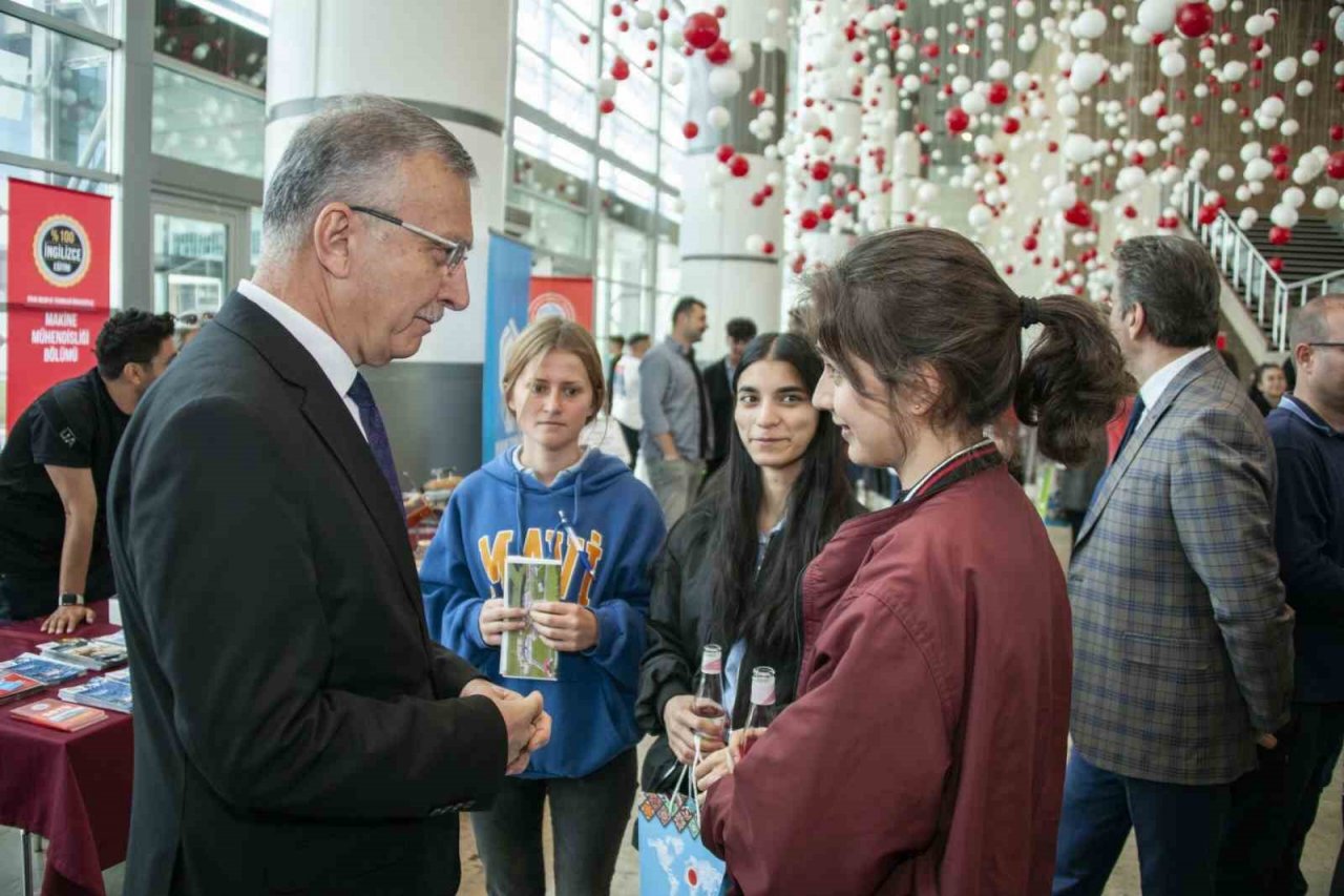 EBYÜ’lü akademisyenler üniversite adayı gençlerle buluştu