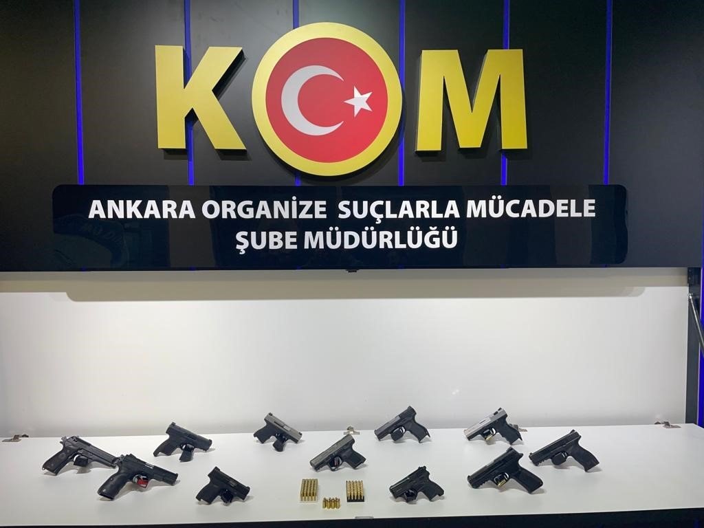 Silah kaçakçılarına operasyon: 11 adet ruhsatsız tabanca ele geçirildi
