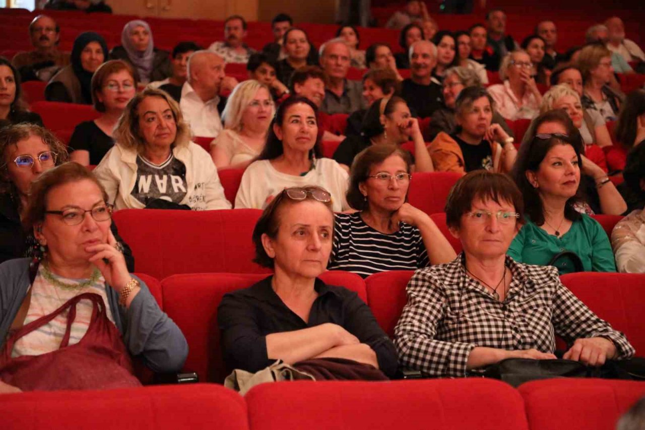 Aktif yaşlılardan müzikal komedi