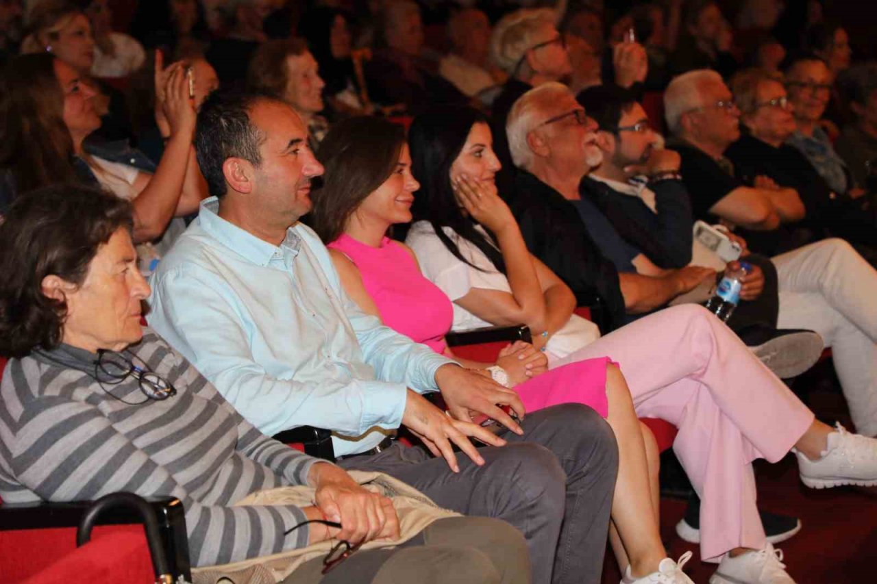 Aktif yaşlılardan müzikal komedi