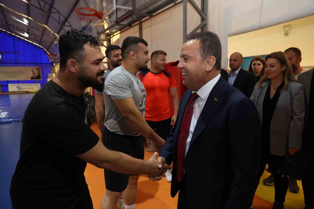 Başkan Böcek’ten başpehlivanlara moral ziyareti