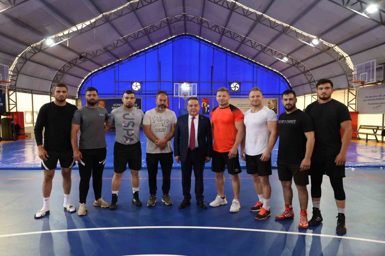 Başkan Böcek’ten başpehlivanlara moral ziyareti