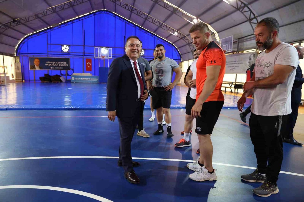 Başkan Böcek’ten başpehlivanlara moral ziyareti