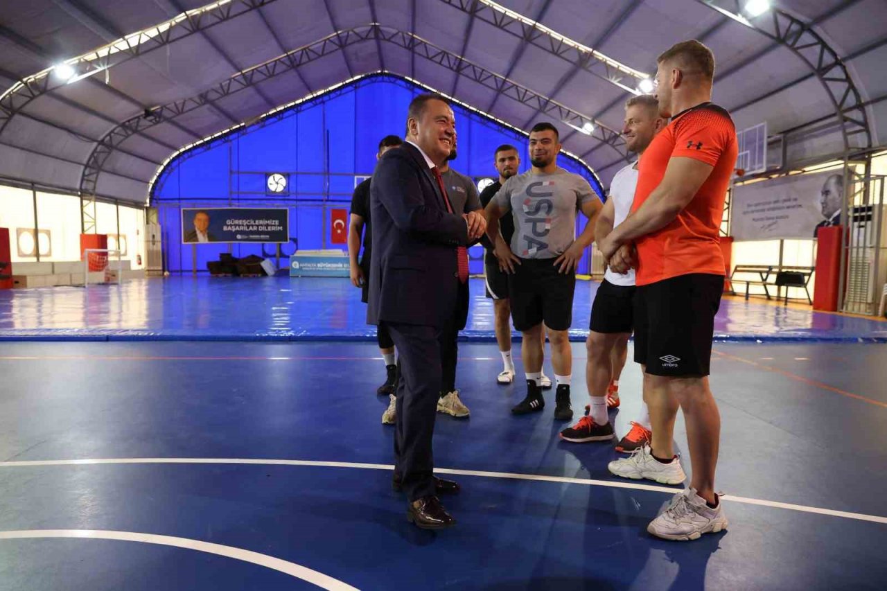 Başkan Böcek’ten başpehlivanlara moral ziyareti