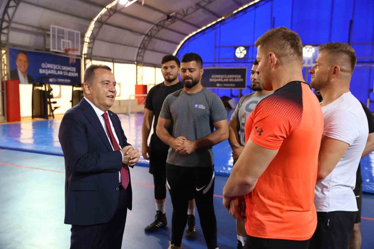 Başkan Böcek’ten başpehlivanlara moral ziyareti