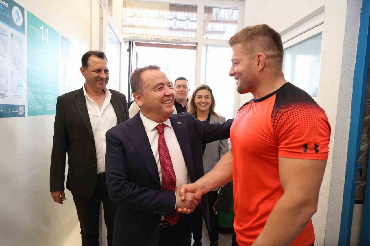 Başkan Böcek’ten başpehlivanlara moral ziyareti