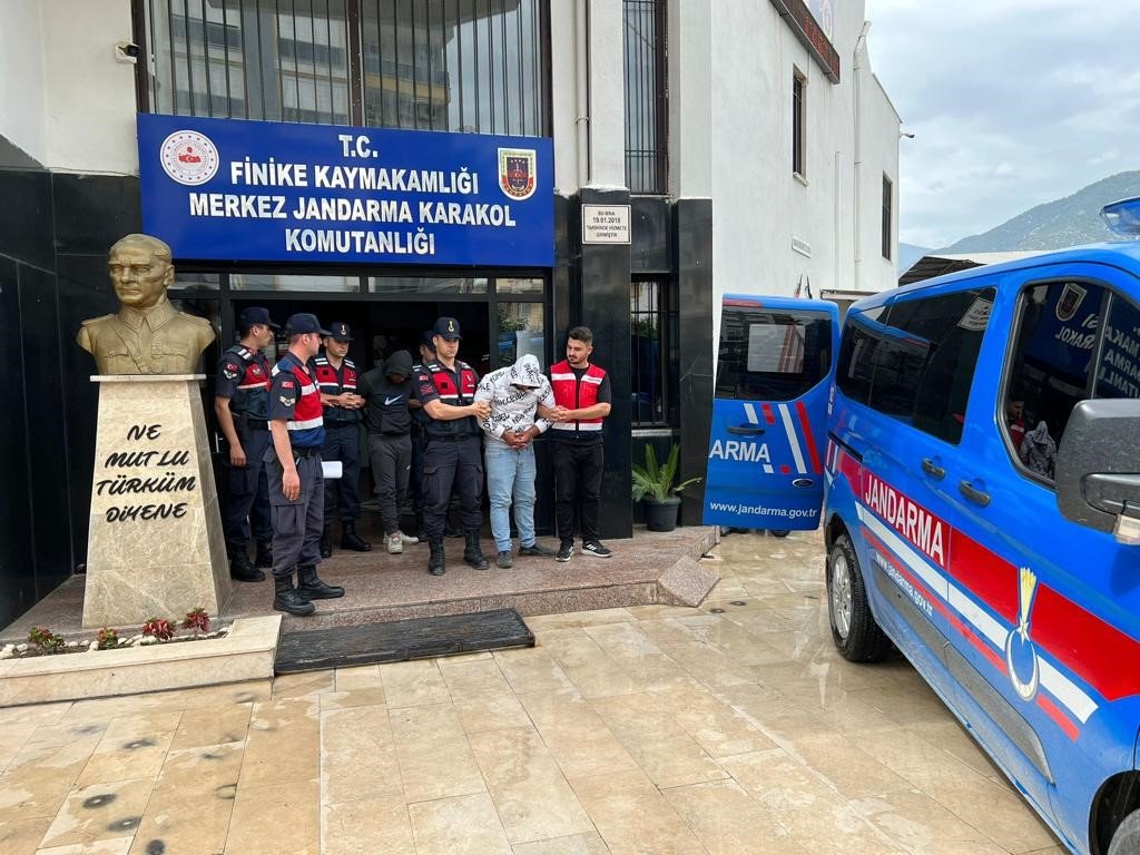 Finike’de hapis cezasıyla aranan 2 firari yakalanarak cezaevine teslim edildi