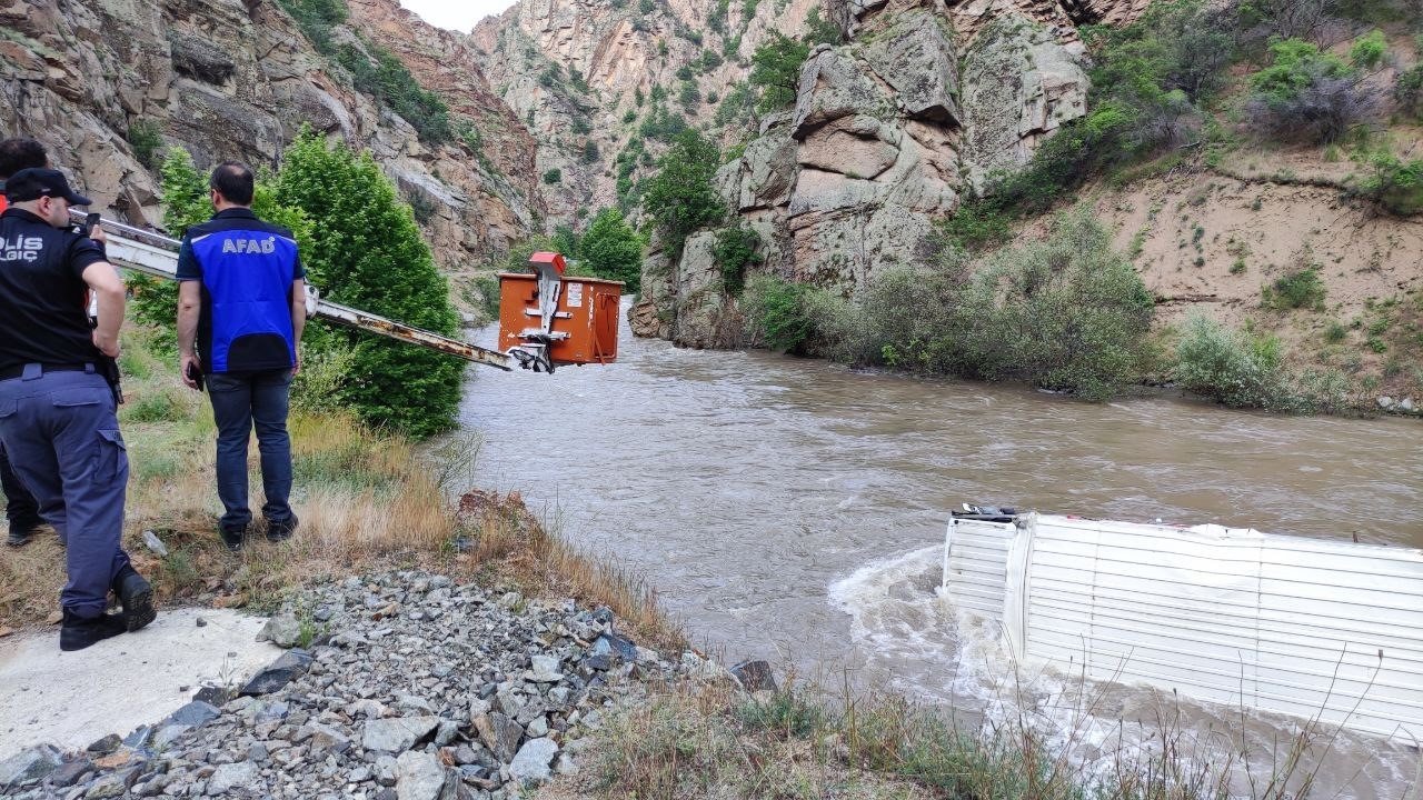 Artvin’de nehre düşen kamyonetin sürücüsünü arama çalışmaları sürüyor