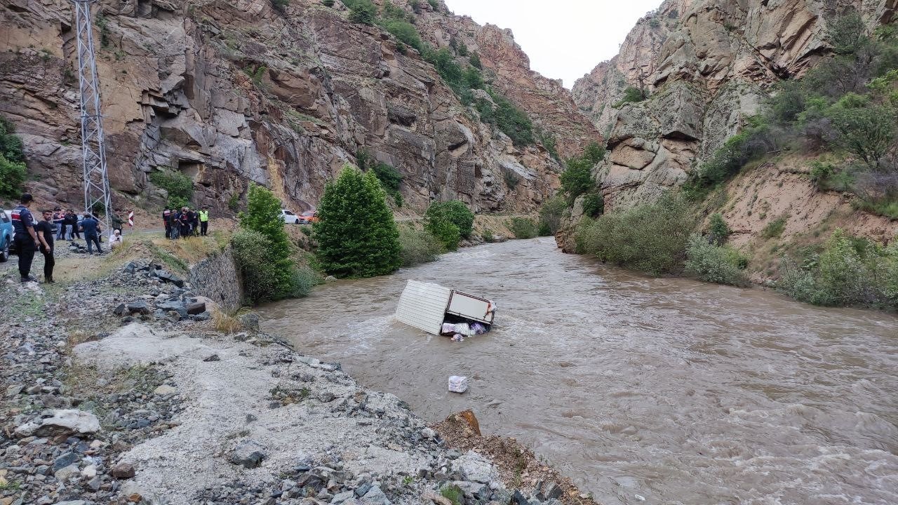 Artvin’de nehre düşen kamyonetin sürücüsünü arama çalışmaları sürüyor