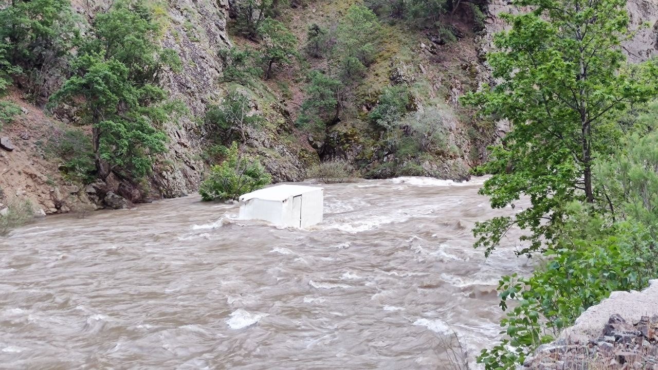 Artvin’de nehre düşen kamyonetin sürücüsünü arama çalışmaları sürüyor