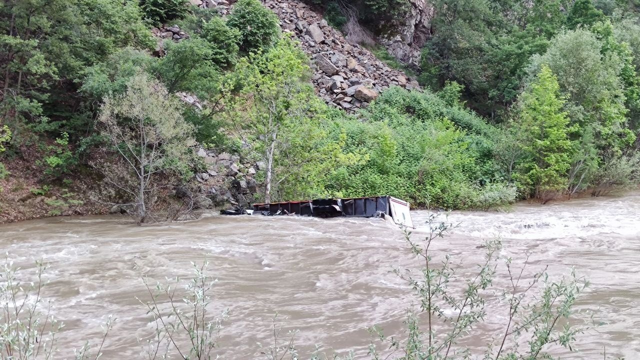 Artvin’de nehre düşen kamyonetin sürücüsünü arama çalışmaları sürüyor