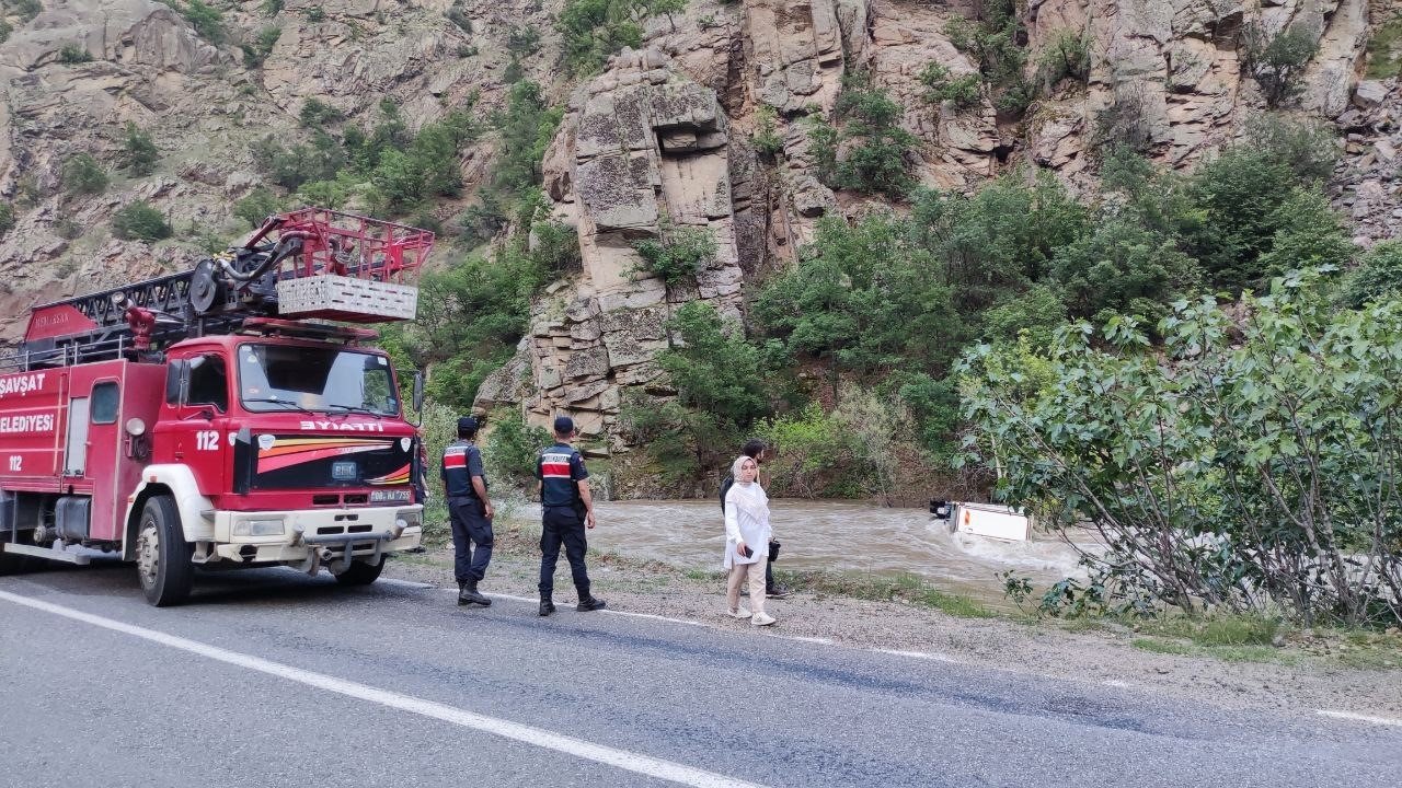 Artvin’de nehre düşen kamyonetin sürücüsünü arama çalışmaları sürüyor