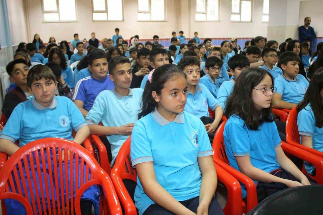 Âşık Veysel, türküleriyle anıldı