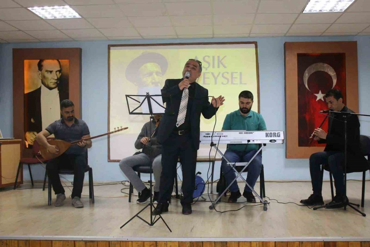 Âşık Veysel, türküleriyle anıldı