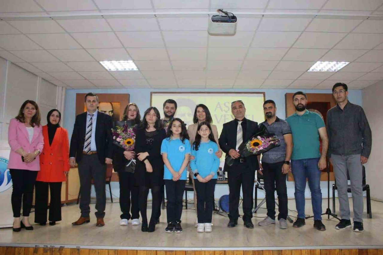 Âşık Veysel, türküleriyle anıldı