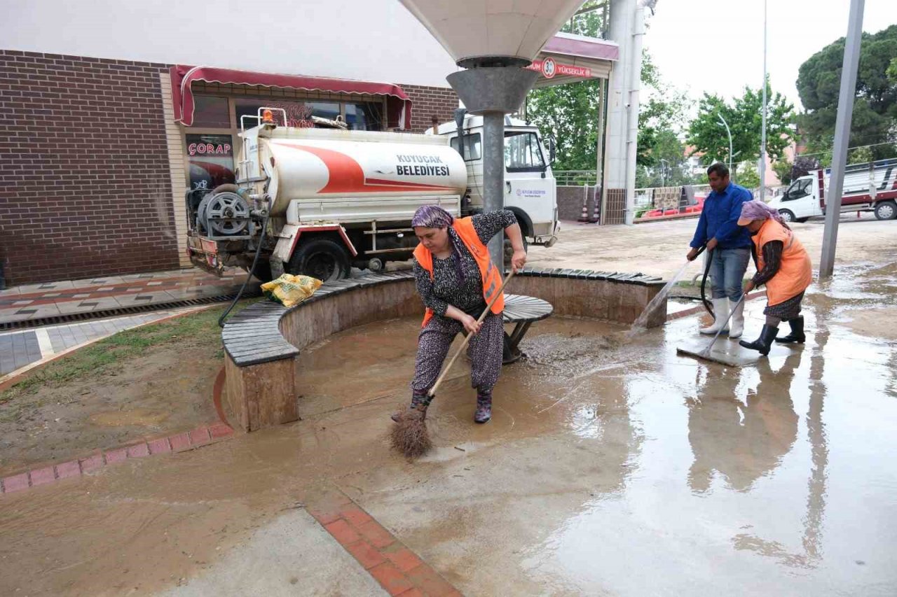 Kuyucak Belediyesi, sel sonrası yaraları sarıyor