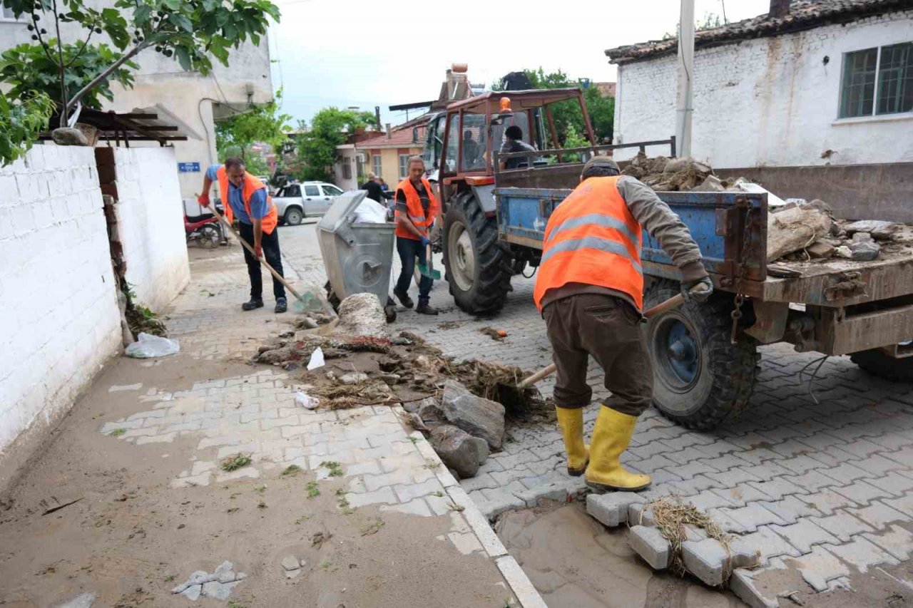 Kuyucak Belediyesi, sel sonrası yaraları sarıyor