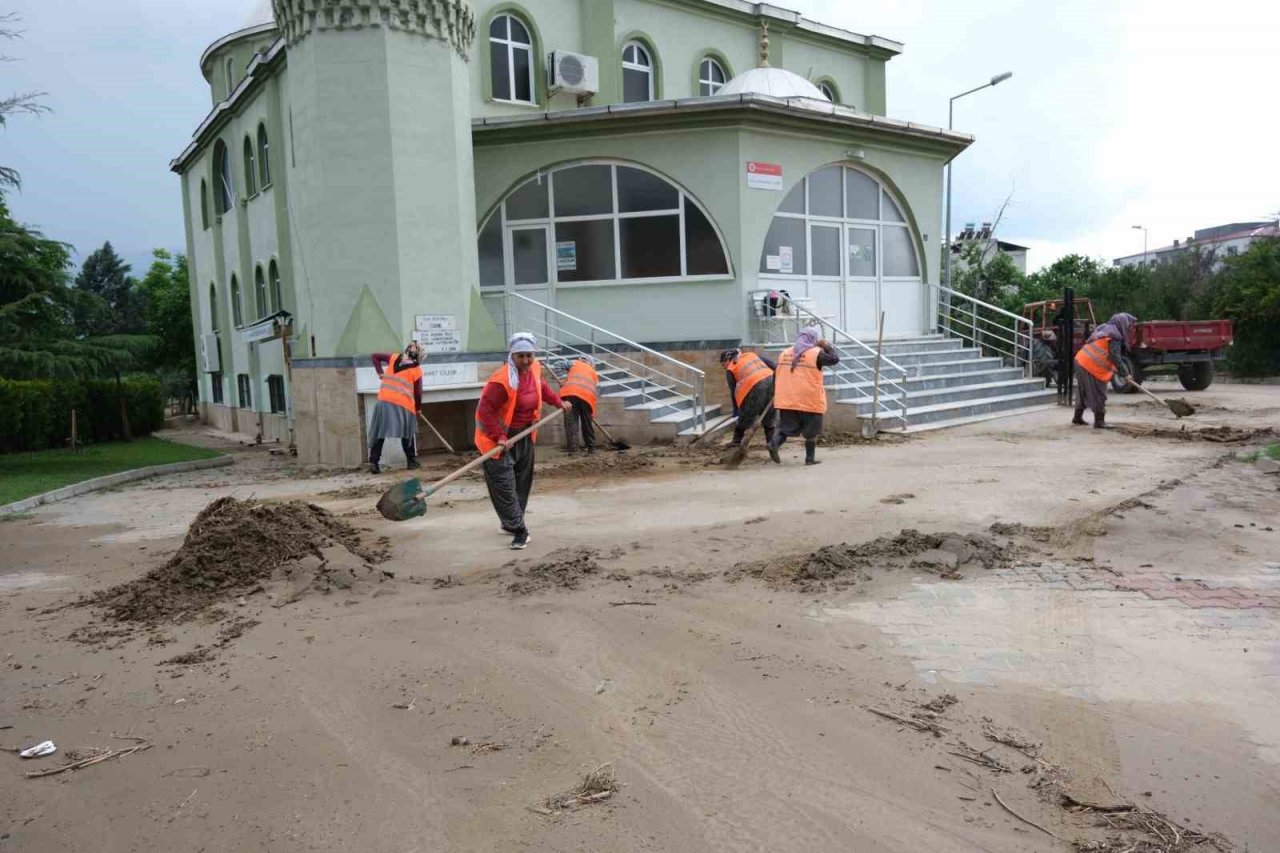 Kuyucak Belediyesi, sel sonrası yaraları sarıyor