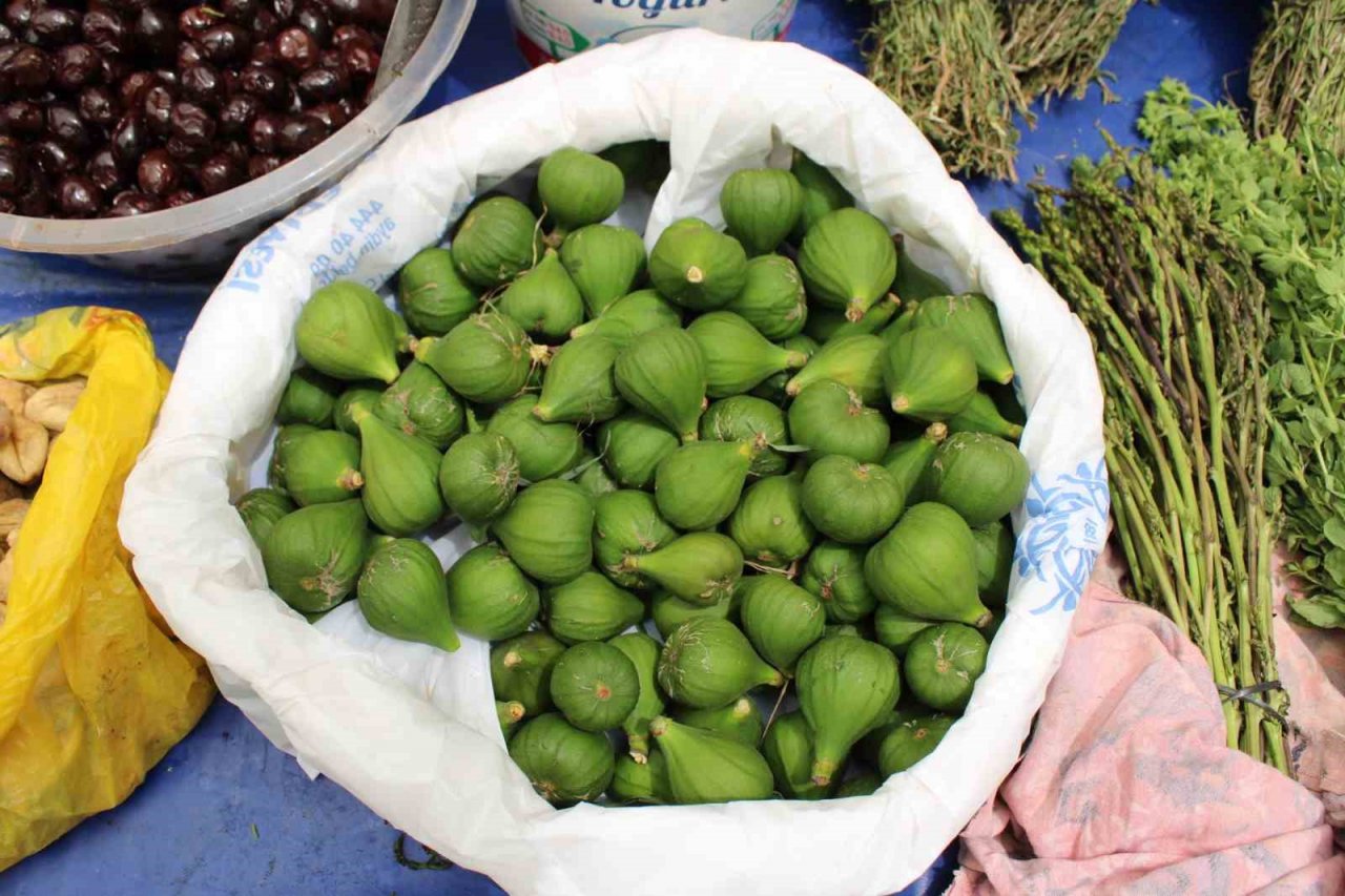 Filmlere konu olan incir reçelinde kullanılan ilekler tezgahları süslüyor