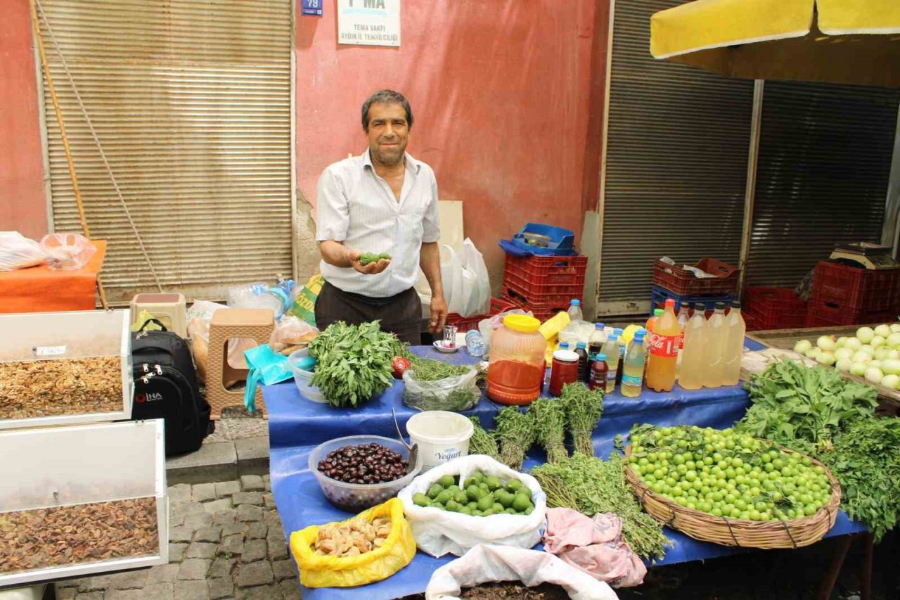 Filmlere konu olan incir reçelinde kullanılan ilekler tezgahları süslüyor